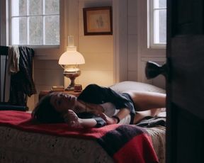 Amanda Seyfried, Natalia Dyer â Things Heard & Seen (2021) Celebs Nude Scene