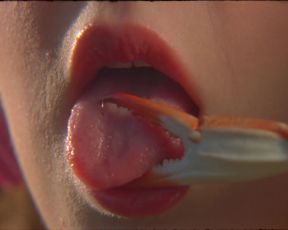 Sara Cath nude - Two lips (2020)
