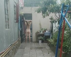 Peeking at a naked neighbor girl in the yard