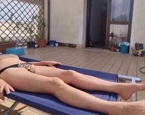 Il SPYCAM si masturba mentre prendo il foot in BRALESS sul balcone