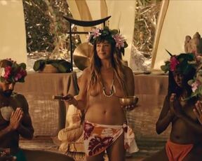 Béatrice de La Boulaye topless - Tropiques criminels s05e01 (2024) Public Nudity