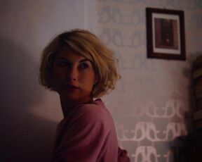Gabriela Lindl topless - Lieblingsmenschen (2021) Bedroom Nude Scene