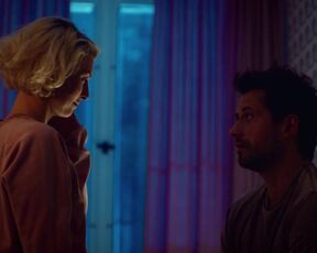 Gabriela Lindl topless - Lieblingsmenschen (2021) Bedroom Nude Scene