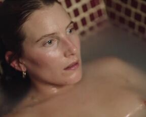Topless actress Dree Hemingway in the bathtub - Day 47 (2020)