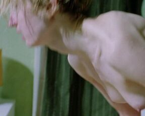 Alba Rohrwacher topless - La solitudine dei numeri primi (2010) Bath Scene