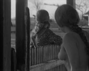 Gór Nagy Mária topless - Csend és kiáltás (1968) Classic Nude Movie Scene