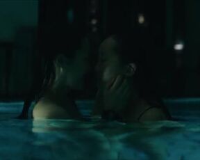 Ji-young Yoo, Bonde Sham sexy - Expats s01e05 (2024) Lesbian Hot Scene