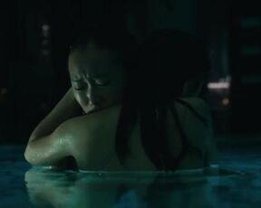 Ji-young Yoo, Bonde Sham sexy - Expats s01e05 (2024) Lesbian Hot Scene