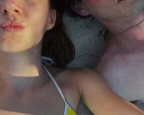 Victoria Schulz naked, Maya Unger nude sex - Vamos a la playa (2022) naked movie scenes
