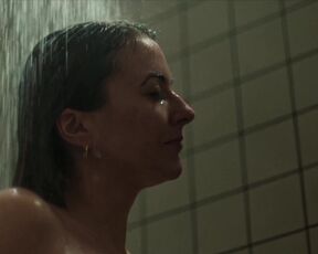 Hot Bathtub scene Kathi Wolf, Lena Klenke sexy - 2 Minuten - der Test s02e03e06 (2024)