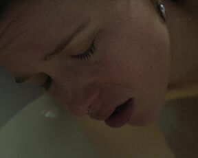 Hot Bathtub scene Kathi Wolf, Lena Klenke sexy - 2 Minuten - der Test s02e03e06 (2024)