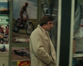 Paula Moore – Pas de problème! (1975) classic topless scene