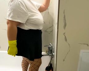 BBW cleaned the bathroom and masturbated her pussy with gloves.