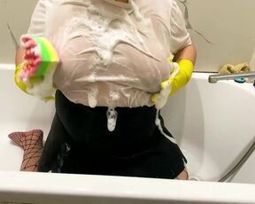 BBW cleaned the bathroom and masturbated her pussy with gloves.