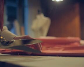 Bedroom Hot Scene Maisie Williams sexy - The New Look s01e01 (2024)