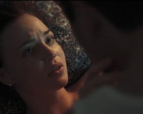 Sarah Mahita hot, Stefanie Reinsperger sexy - Haus aus Glas s01e01-02 (2024) erotic scene