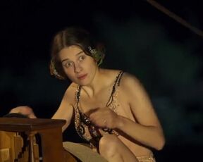 Judith Chemla, Rebecca Marder sexy - La grande magie (2022) hot French scene