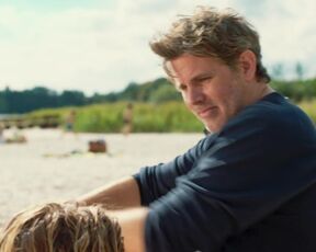 Pauline Knof sexy bikini - Krauses Zukunft (2021) hot kiss scene