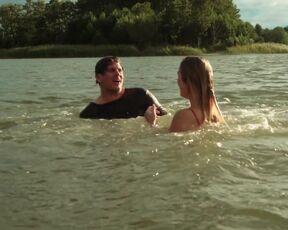 Pauline Knof sexy bikini - Krauses Zukunft (2021) hot kiss scene