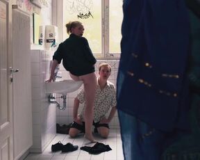 Aliki Hirsch sexy - Julia muss sterben (2021) hot cunnilingus episode (censored)