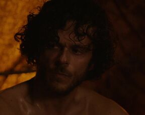 Marina Hands nude - Hommes au bord de la crise de nerfs (2022)