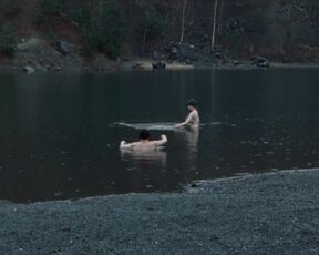 Leona Sklenickova nude - Stínohra (2022)