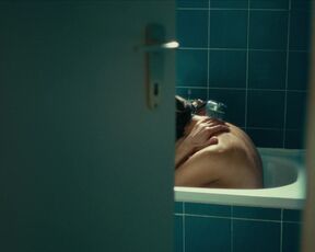 Ioana Iacob nackte - Wir könnten genauso gut tot sein (2022) nudity video