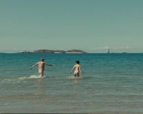 Daphné Patakia nude - Sur la branche (2023)