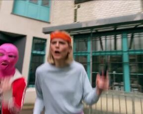 Jasmin Shakeri, Llewellyn Reichman - Deadlines s01e06 (2021) topless scene