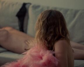 Katia Winter - Året jag slutade prestera och började onanera (2022) nude scenes