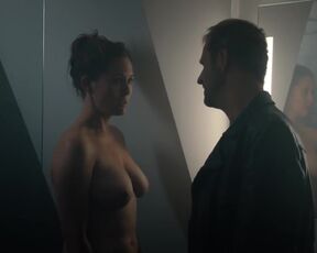 Emily Cox nude - Kleine Eheverbrechen (2023) short topless scene