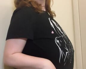 Rocker girl shows her tits and shakes 'em