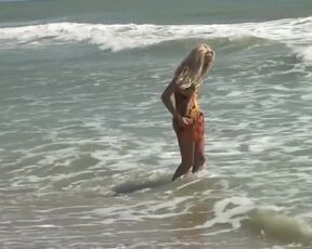 All All-Natural Blondie Mermaid Agnes Heads Lean Dipping On The Beach!