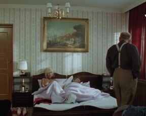 Katarzyna Smiechowicz - Sukces (1995) topless scene