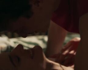 Noémie Merlant topless - Un an, une nuit (2022) nudity scene
