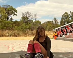 Bare Urban-Roller Girl_1
