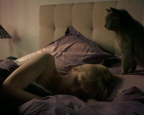 Isabelle Carré sexy - La dégustation (2022) bedclothes-covered scene