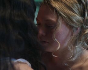 Mia Threapleton hot, Josie Totah Sexy - The Buccaneers s01e05 (2023) Lesbian Kiss