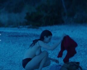 Alba Gaïa Bellugi topless - La fille qu'on appelle (2023)
