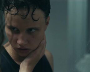 Paolina Neugebauer nackte - Fox in a Hole (2020)