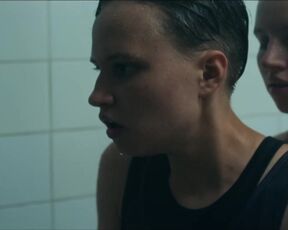 Paolina Neugebauer nackte - Fox in a Hole (2020)