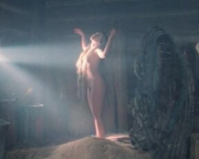 Katarzyna Bujakiewicz - Stara basn. Kiedy slonce bylo bogiem (2003) naked scenes