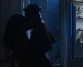 Sarah Perret Vigneau sexy - Petite leçon d'amour (2021)