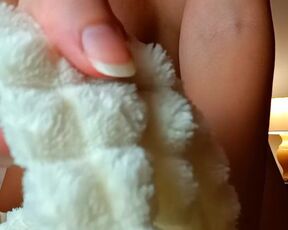 Webcam model covered herself with a blanket and masturbated her pussy with it. Close-up of a pussy with a tampon.