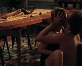 Leticia Colin, Bárbara Paz, Priscila Reis - A Porta ao Lado (2023) nudity episode