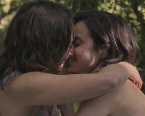 Laura Dat-Senac, Karen Moreau - Maude en septembre (2022) sexy scene from the movie