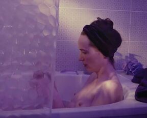 Clémence Josseau topless - A cause du soleil (2020) Bathtub Nude Scene