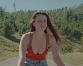 Lana Meniga nude - U šumi (2020)