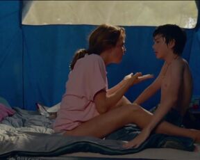 Juliet Lemonnier sexy - Le Loup et la Chatte (2023)