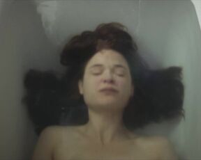 Isabelle Caillat sexy - Hors Saison s01e04 (2022) hot short episode